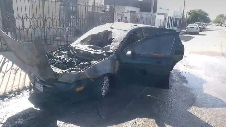 Auto queda en cenizas tras ser consumido por la llamas de un incendio