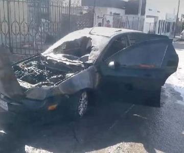 Auto queda en cenizas tras ser consumido por la llamas de un incendio