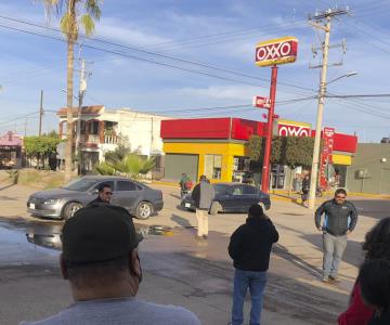 Vecinos de Valle Dorado cierran cruce para exigir reparación de drenaje