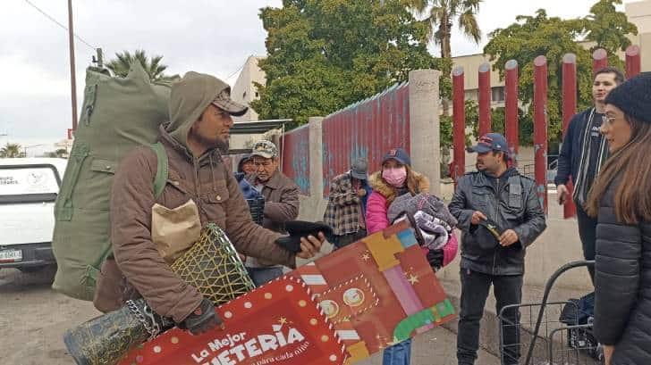 Jóvenes de Hermosillo regalan ropa abrigadora y comida a indigentes