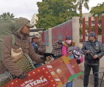 Jóvenes de Hermosillo regalan ropa abrigadora y comida a indigentes