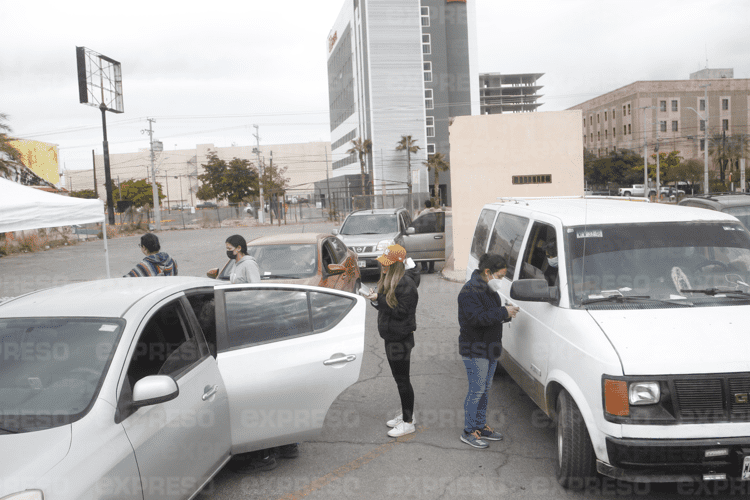 Vacunan contra la rabia a sus mascotas en modalidad Drive Thru