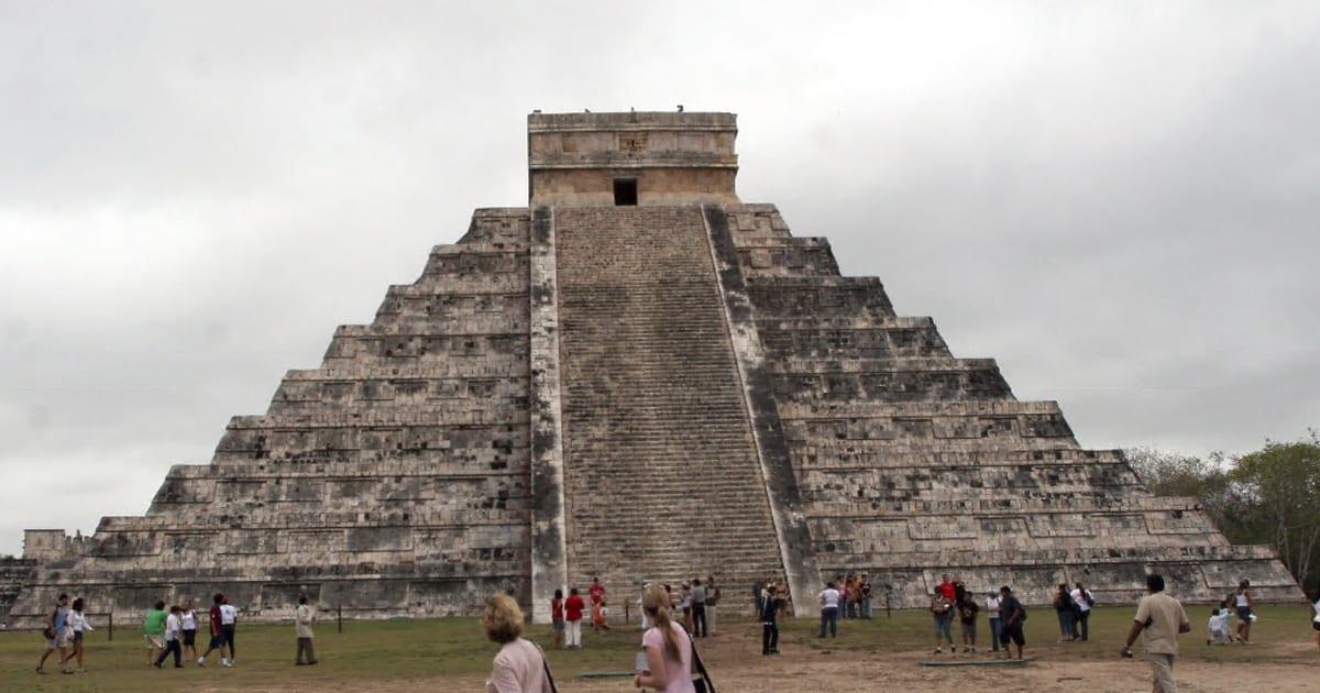 Turista burla seguridad y sube una pirámide de Chichen Itzá