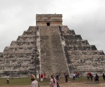 Turista burla seguridad y sube una pirámide de Chichen Itzá