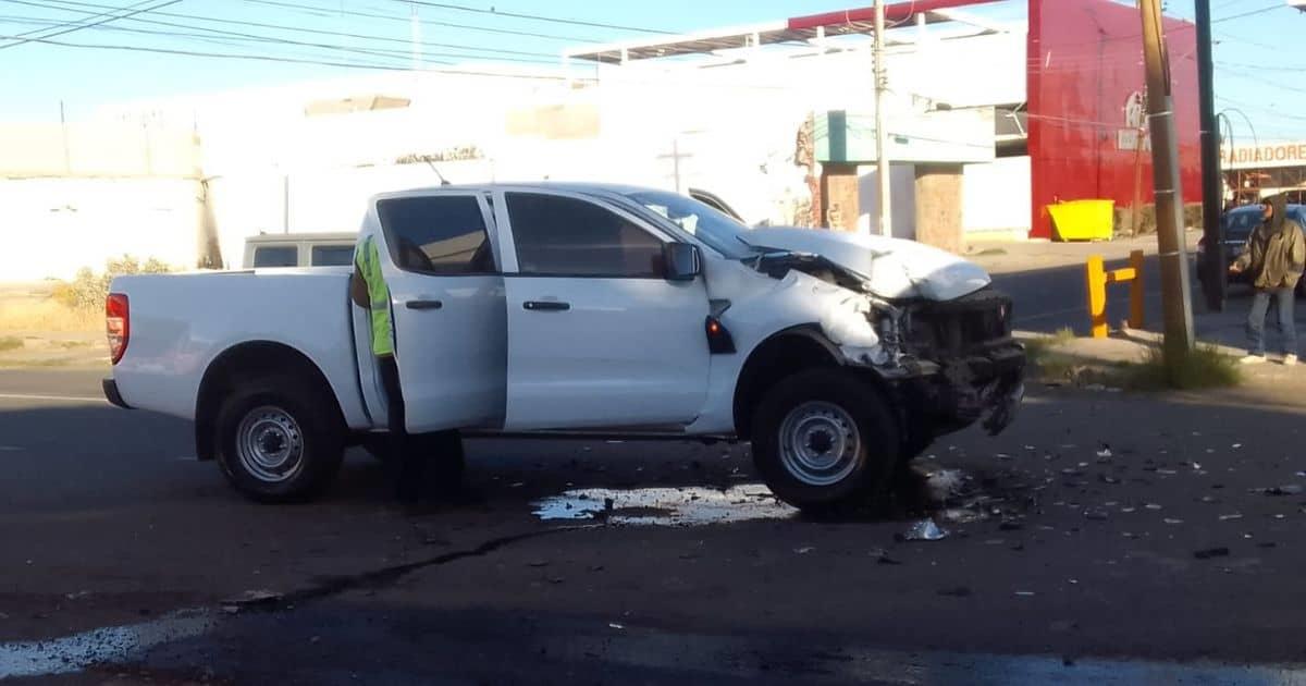 Pick up y camioneta van se impactan en la San Benito