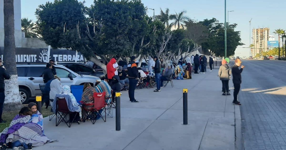 Se amanecen haciendo fila por boletos del Palenque de la Expogan