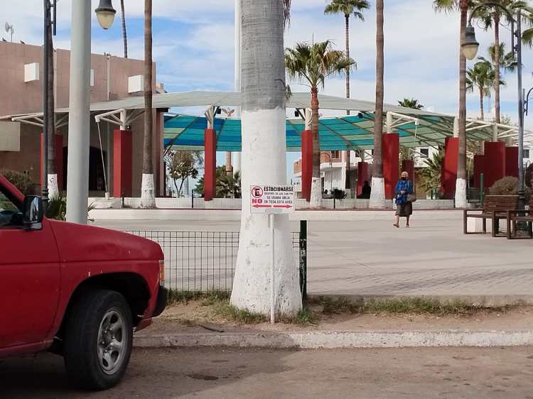 Navojoa: Comerciantes prohíben estacionar en la Plaza 5 de Mayo