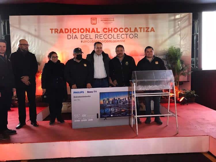 Realizan tradicional chocolatiza; reconocen a recolectores de basura