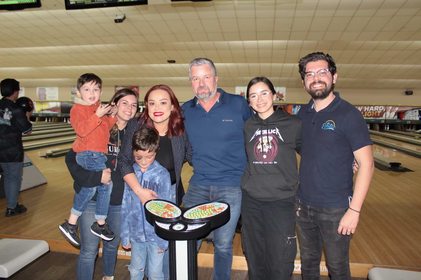 Pasan una agradable tarde de bolos