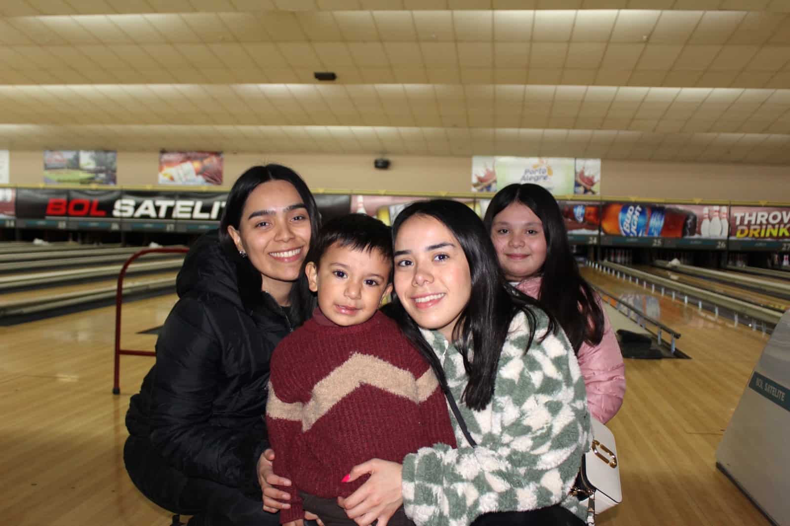 Pasan una agradable tarde de bolos