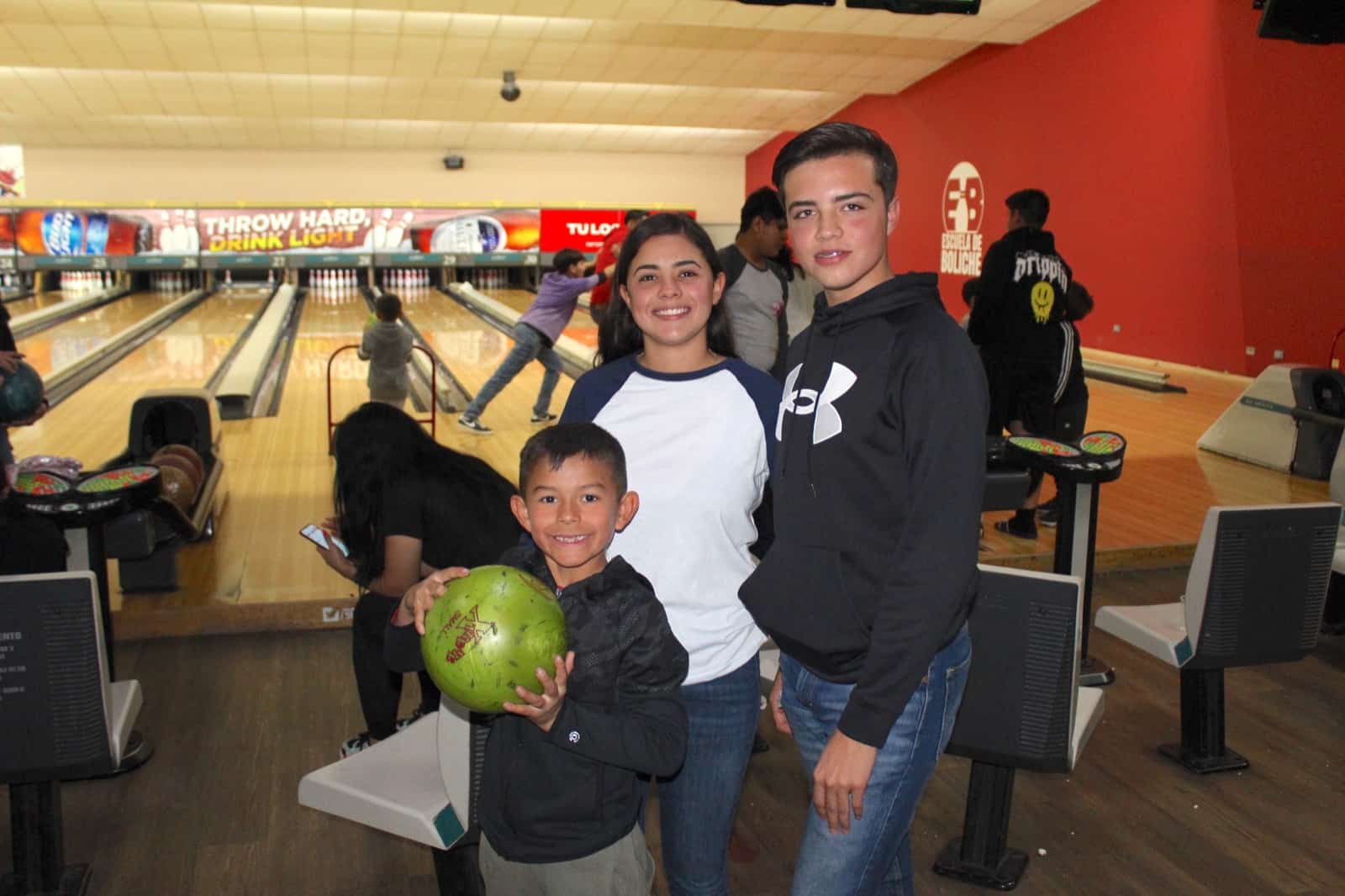 Pasan una agradable tarde de bolos