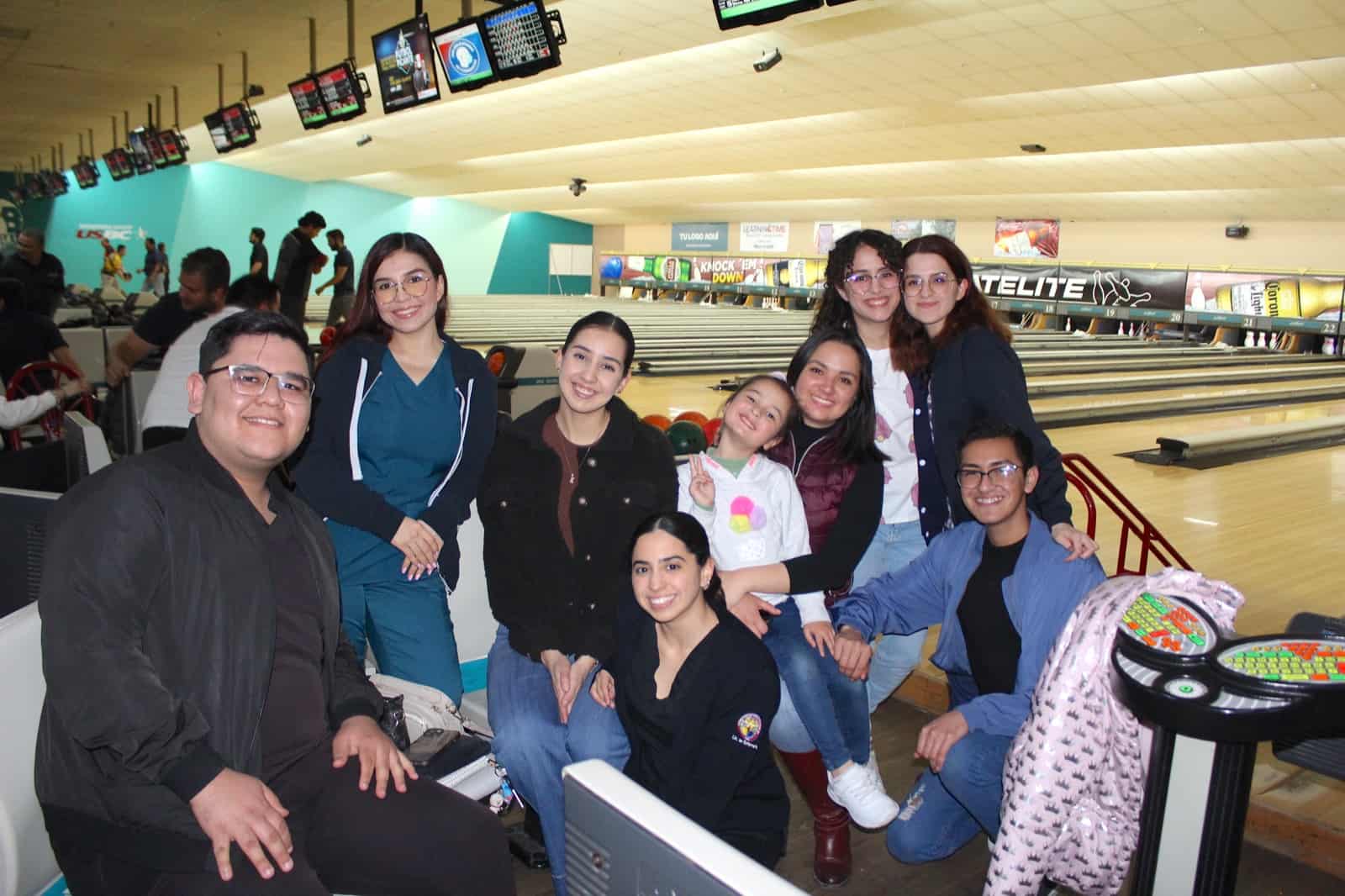 Pasan una agradable tarde de bolos