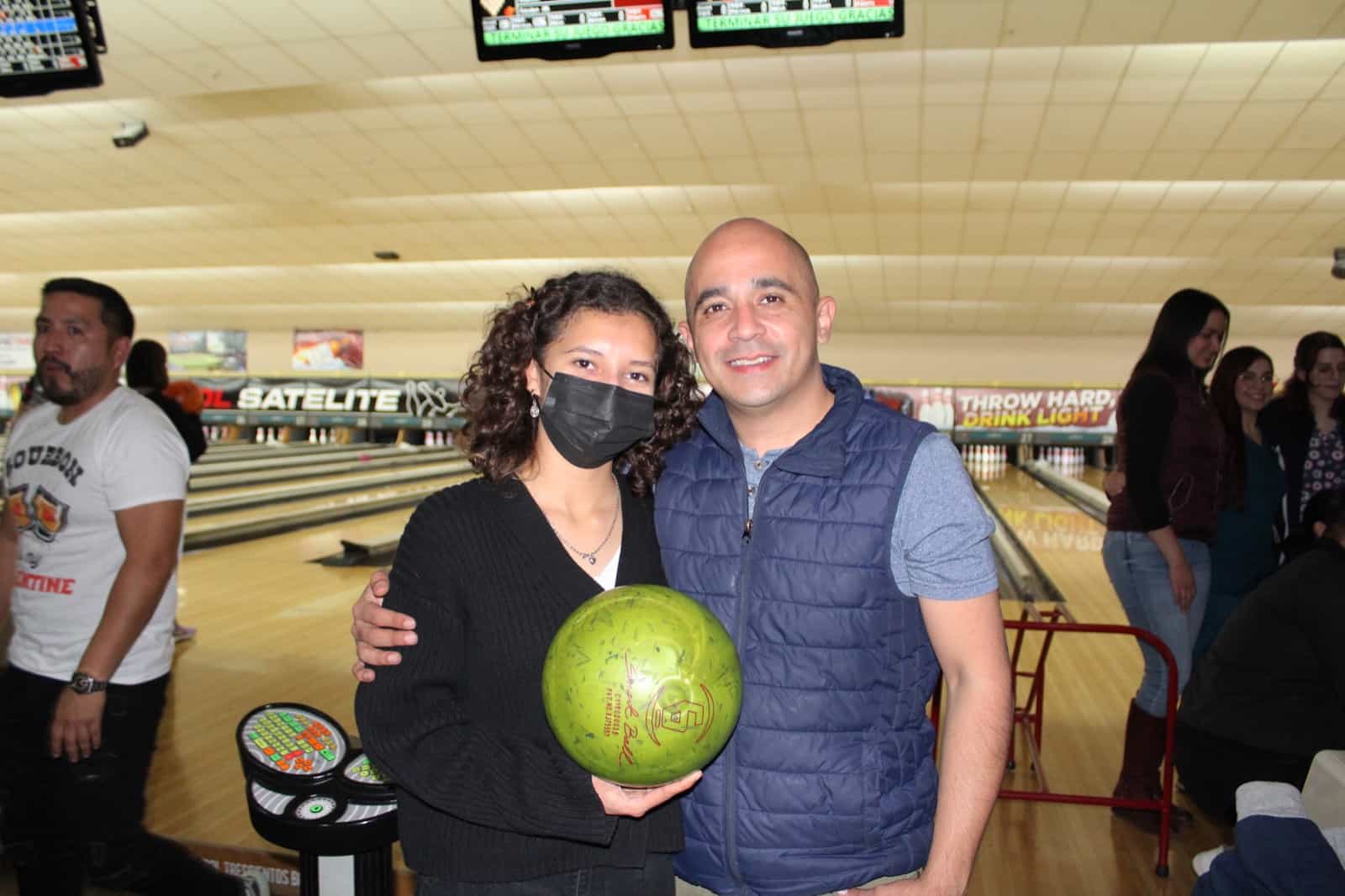 Pasan una agradable tarde de bolos