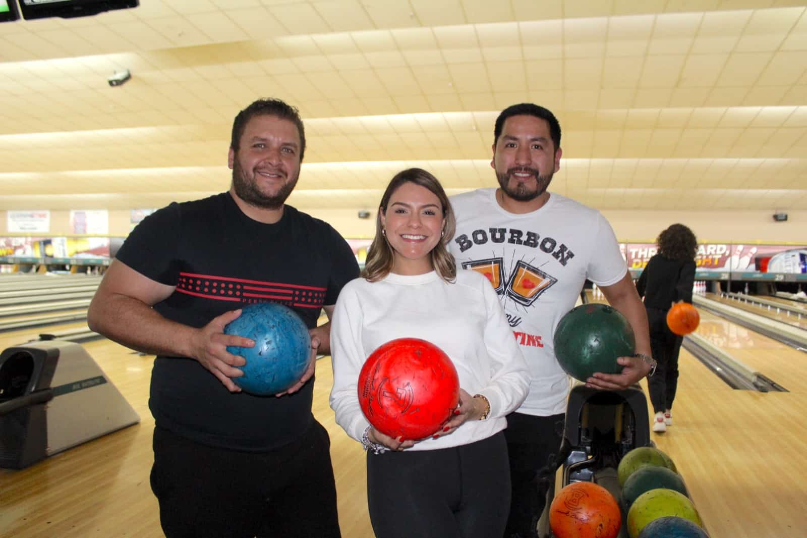 Pasan una agradable tarde de bolos