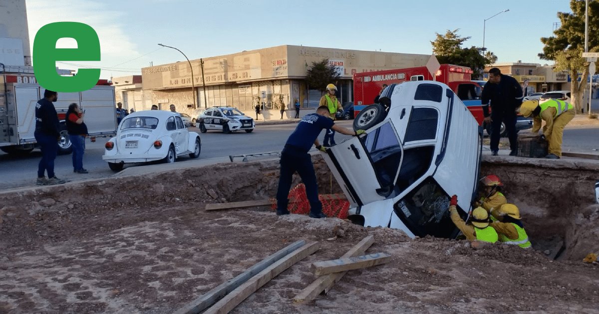 Navojoa: Se pasa el alto, provoca accidente y termina en un hoyo