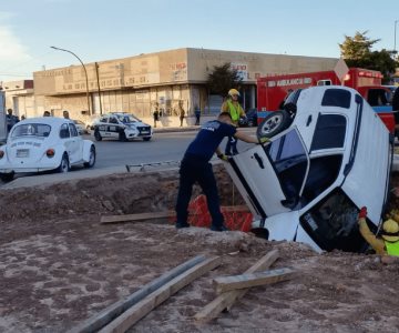 Navojoa: Se pasa el alto, provoca accidente y termina en un hoyo