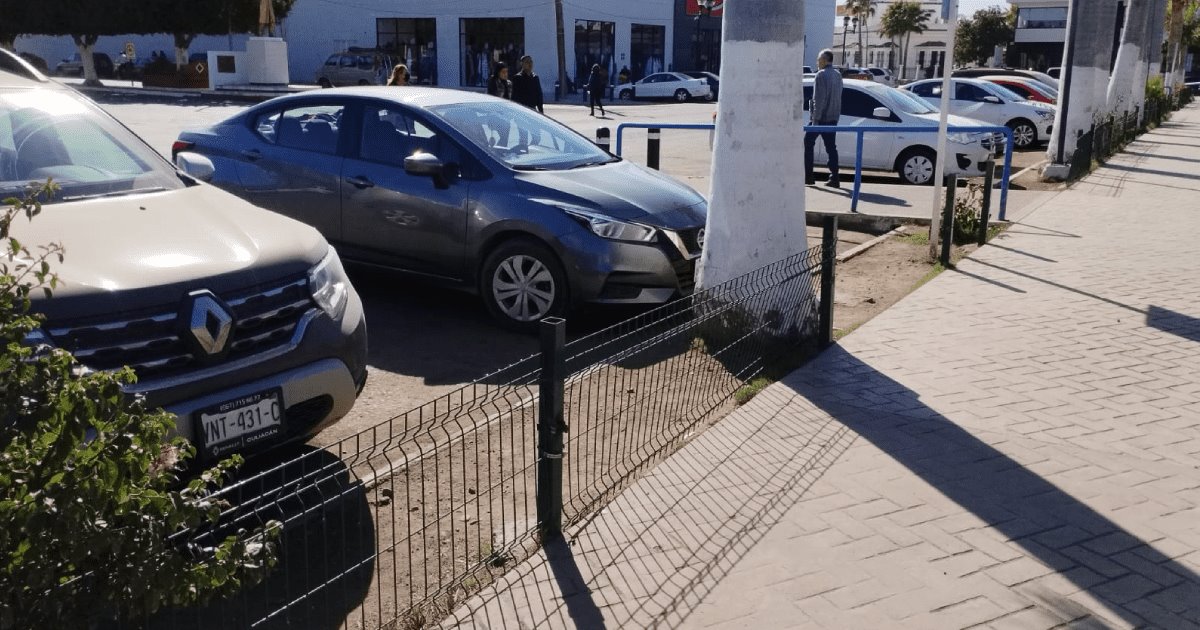 Retiran carteles ilícitos de no estacionarse en la Plaza 5 de Mayo