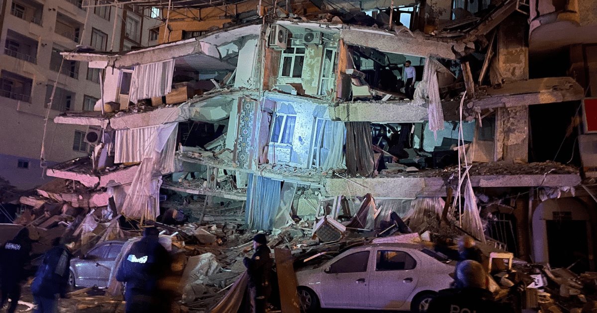 Turquía sufre fuerte terremoto; 7.8 grados reportan