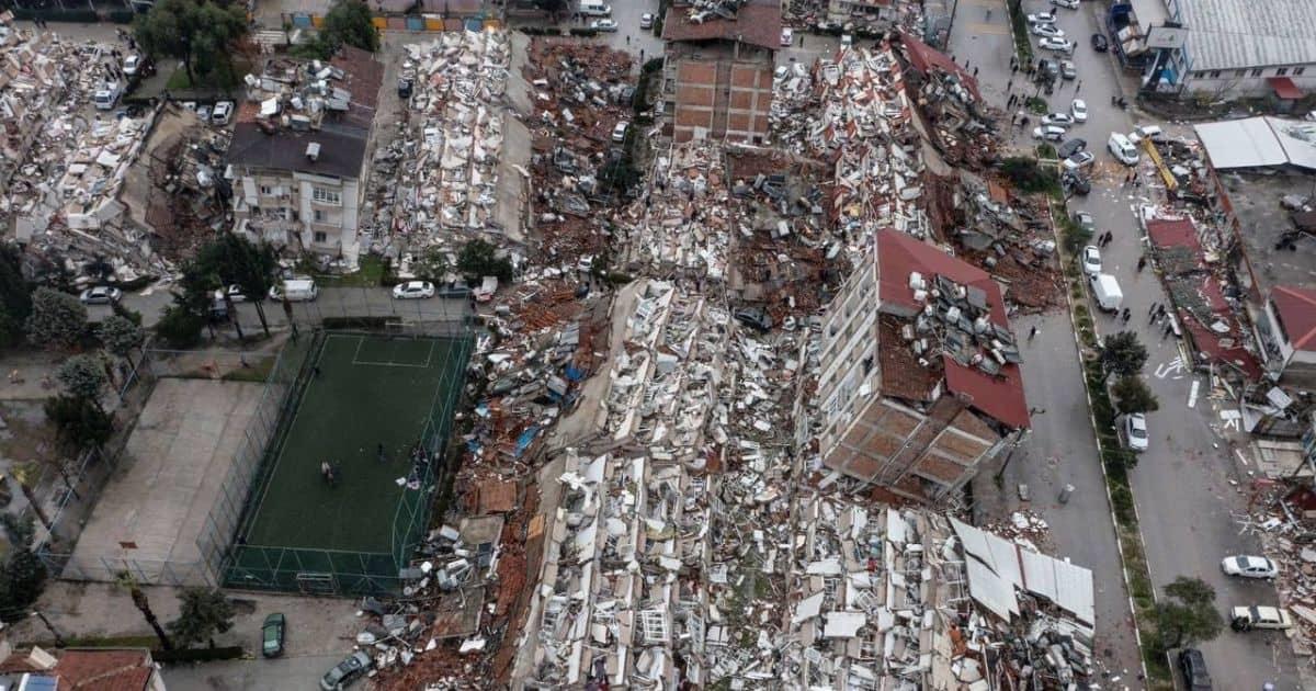 Tragedia en Turquía; van más de mil 500 muertos por sismo