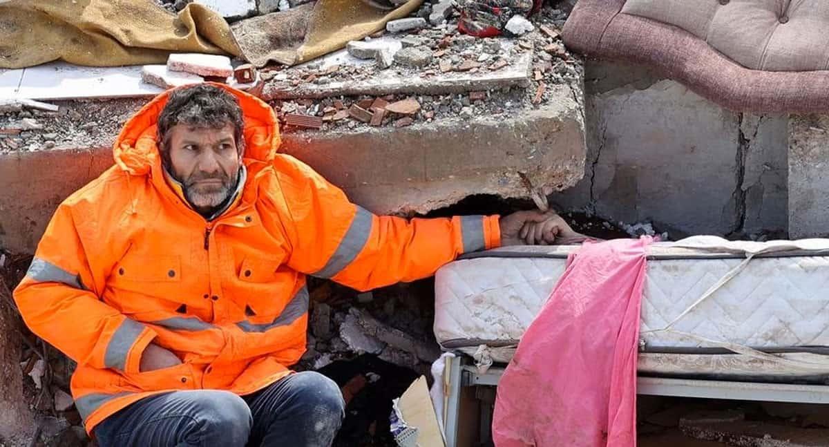 Padre se aferra a mano de su hija que quedó sin vida entre los escombros
