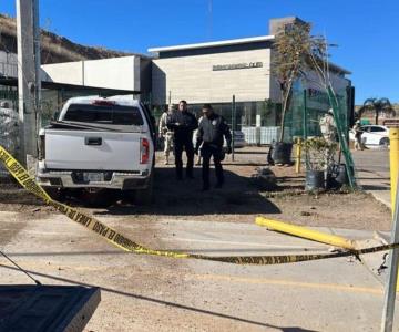 Militares aseguran vehículo y armamento en Nogales