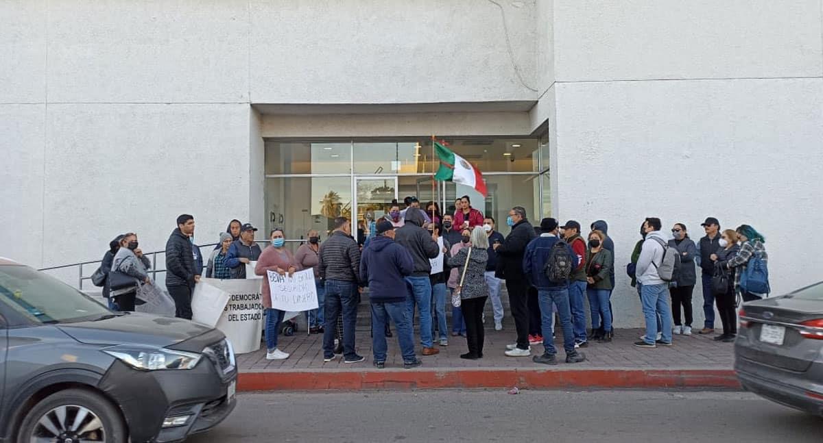 Sindicato cierra acceso a banco en centro de Hermosillo