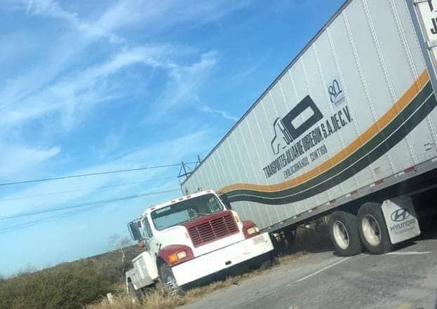 Conductor pierde control de tráiler en tramo Navojoa-Los Mochis