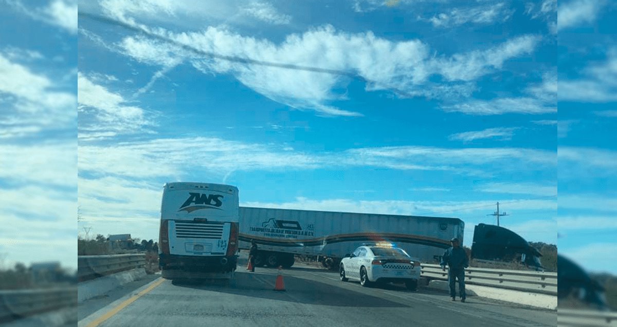 Conductor pierde control de tráiler en tramo Navojoa-Los Mochis