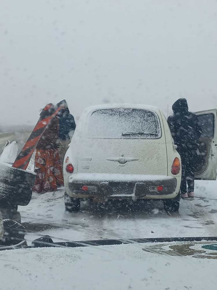 Rescatan a dos mujeres varadas por la nieve en tramo Cananea-Agua Prieta