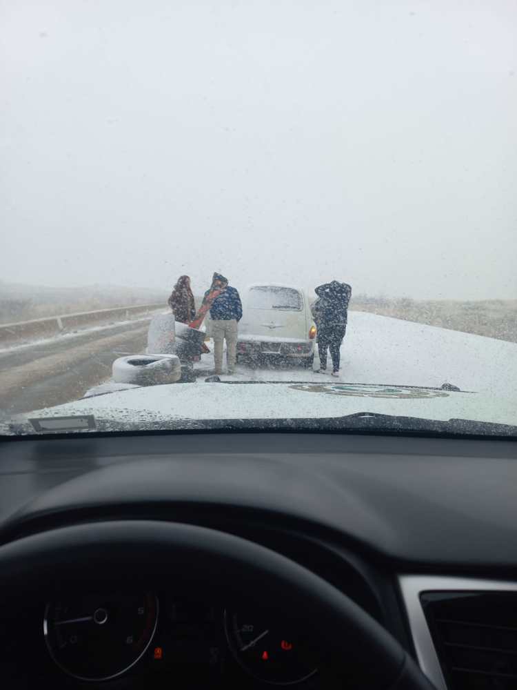 Rescatan a dos mujeres varadas por la nieve en tramo Cananea-Agua Prieta