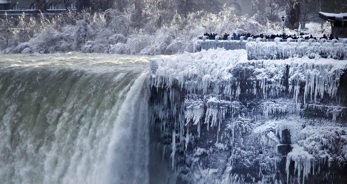 Caen mujer y su hijo en las Cataratas del Niágara