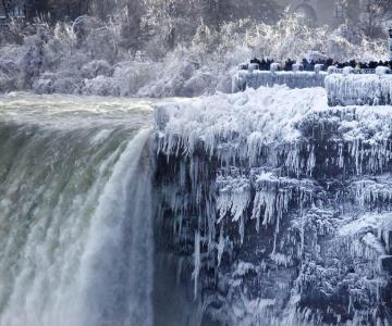 Caen mujer y su hijo en las Cataratas del Niágara