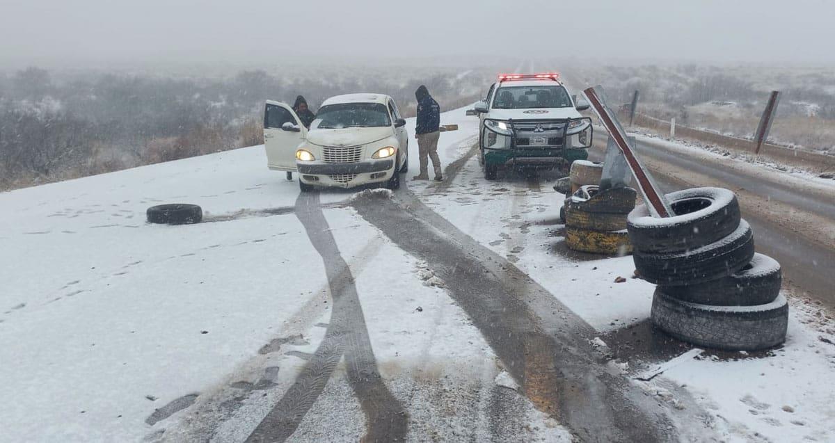 Rescatan a dos mujeres varadas por la nieve en tramo Cananea-Agua Prieta