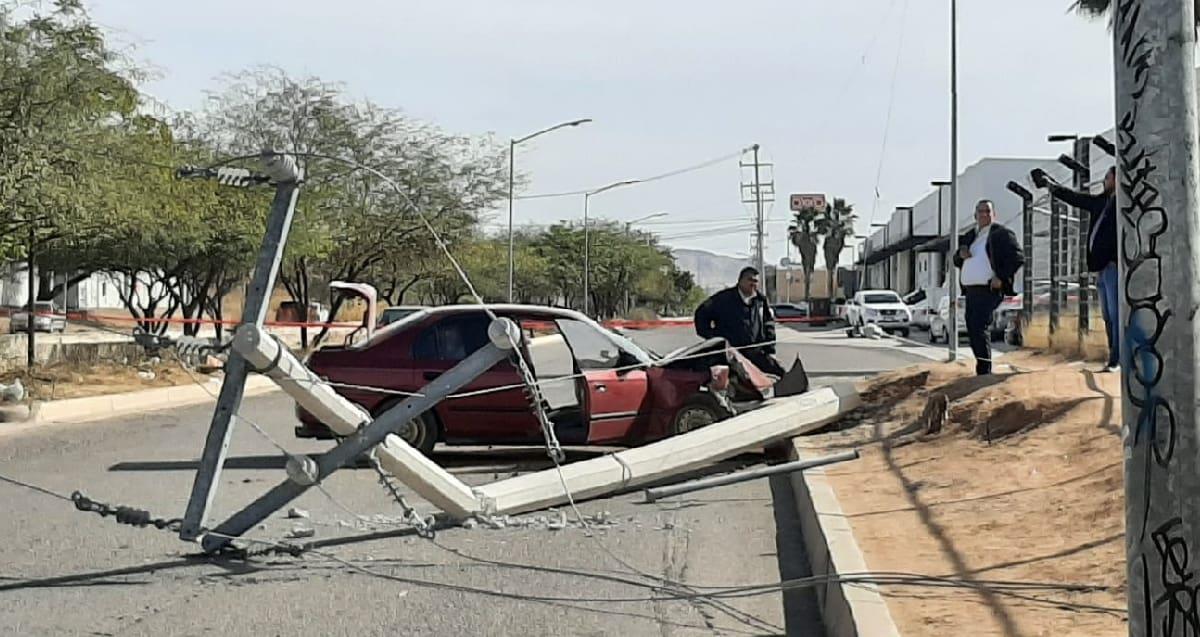 Sujeto choca y derrumba poste de la Perimetral Oriente