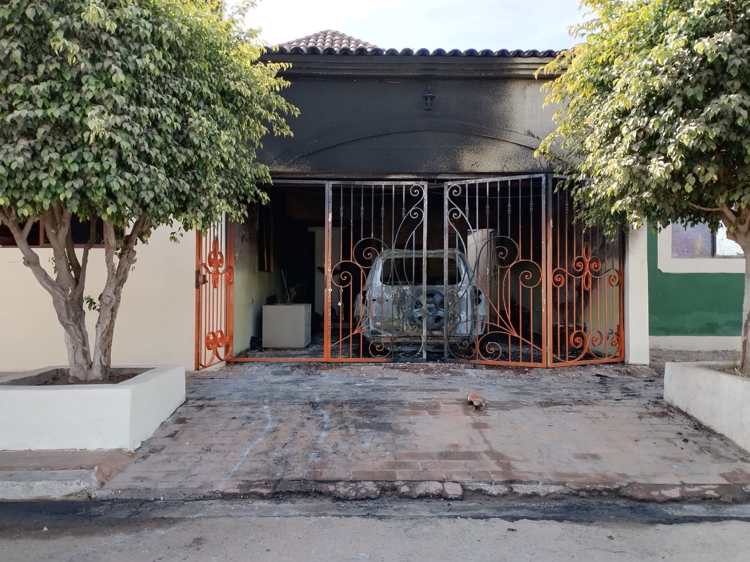 Fuego consume auto y parte de una casa en Navojoa