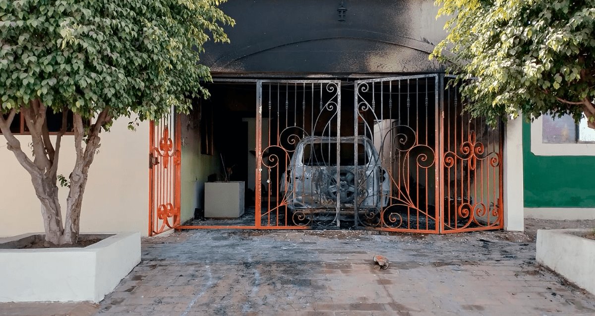 Fuego consume auto y parte de una casa en Navojoa