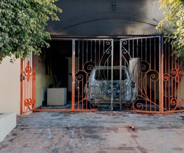 Fuego consume auto y parte de una casa en Navojoa