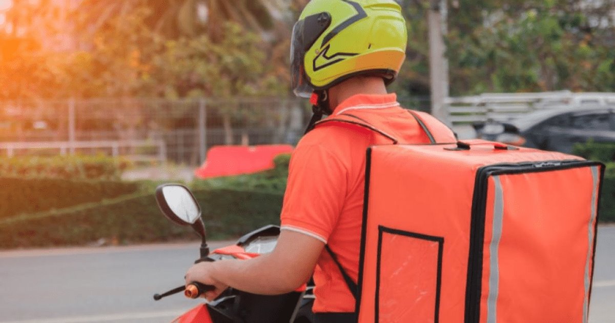 Repartidores de aplicación reducen su jornada para evitar el calor