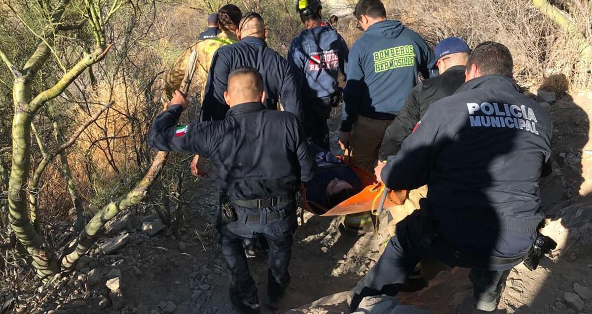 Rescatan a mujer que se fracturó el tobillo al bajar el Cerro del Bachoco