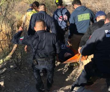 Rescatan a mujer que se fracturó el tobillo al bajar el Cerro del Bachoco