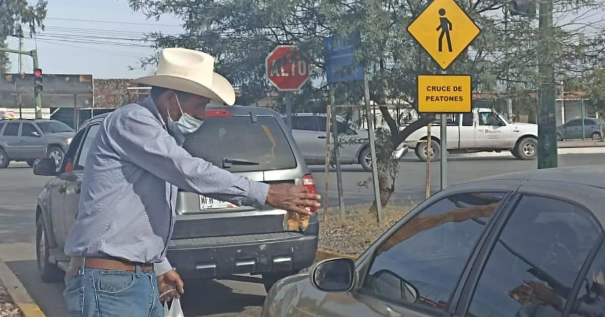 Don Pedro vende galletas para ayudar a su amiga enferma