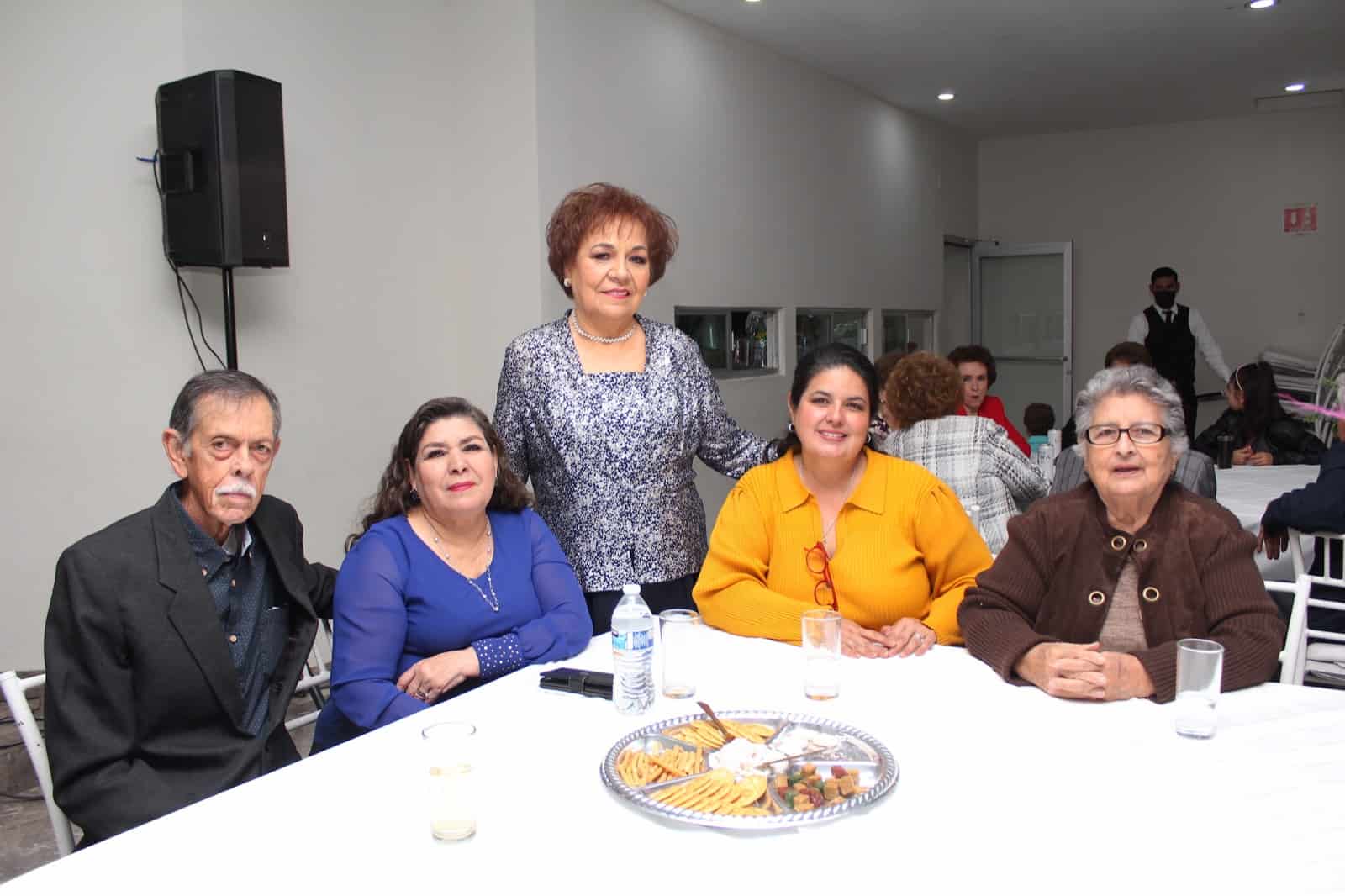 Celebran Laura Elena y José sus Bodas de Diamante