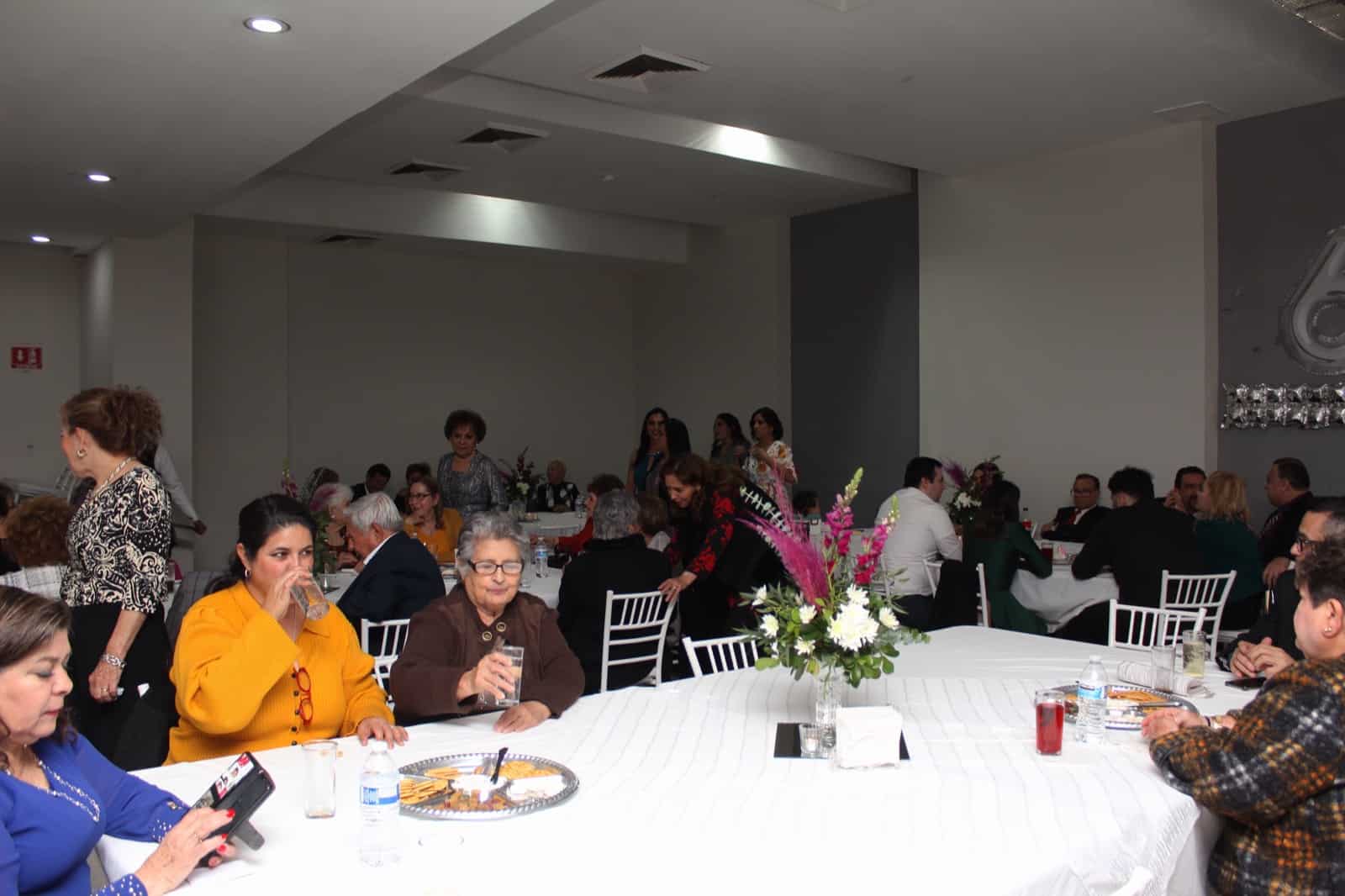 Celebran Laura Elena y José sus Bodas de Diamante