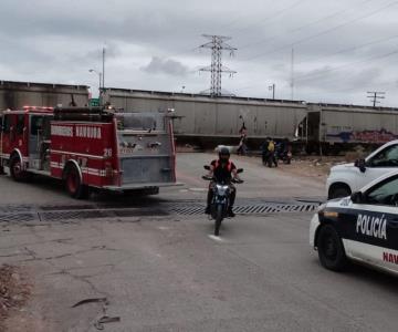 Tren se lleva vehículo cargado con tanques de oxígeno en Navojoa