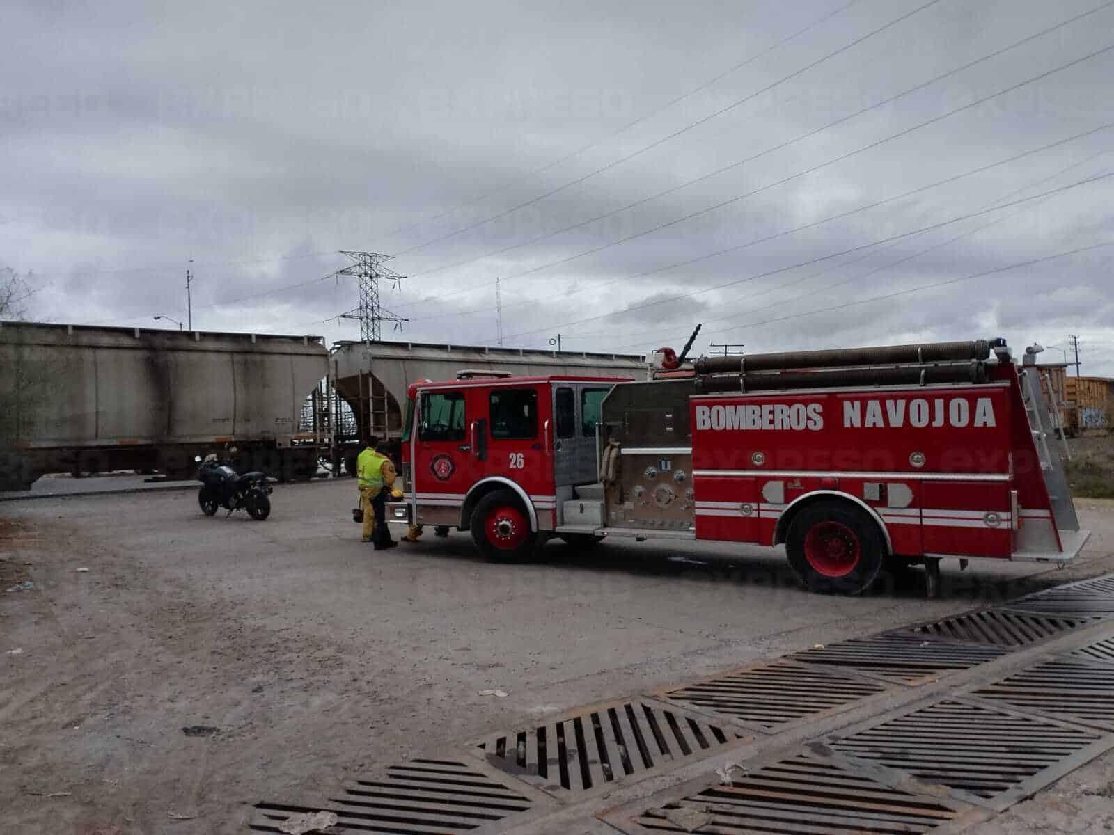 Tren se lleva vehículo cargado con tanques de oxígeno en Navojoa