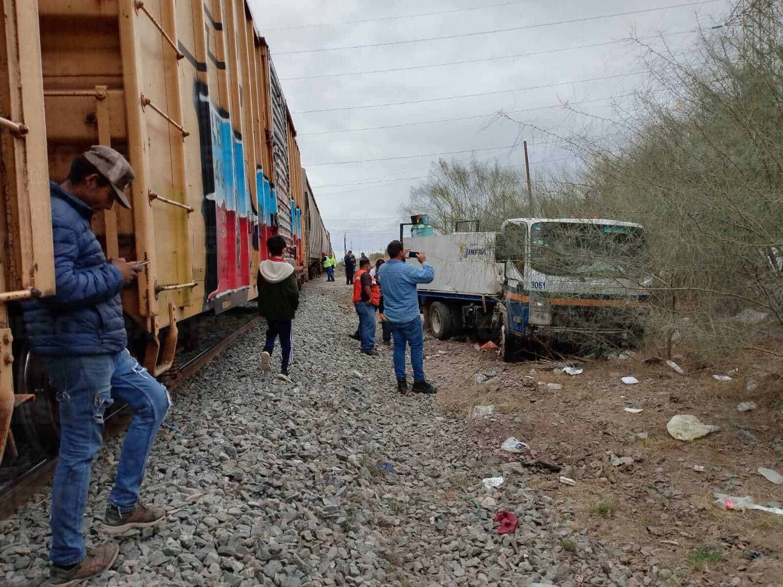 Tren se lleva vehículo cargado con tanques de oxígeno en Navojoa