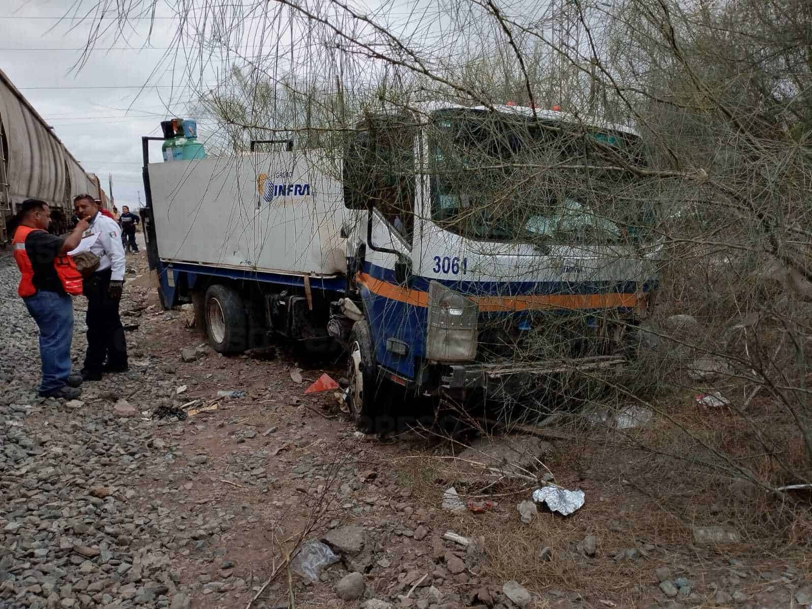 Tren se lleva vehículo cargado con tanques de oxígeno en Navojoa