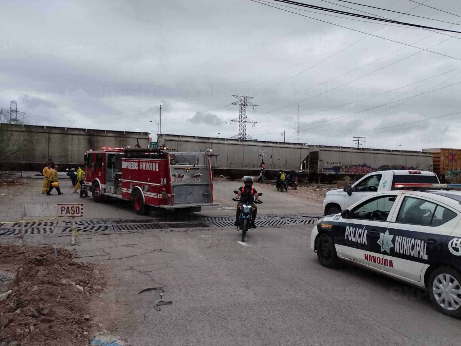 Tren se lleva vehículo cargado con tanques de oxígeno en Navojoa