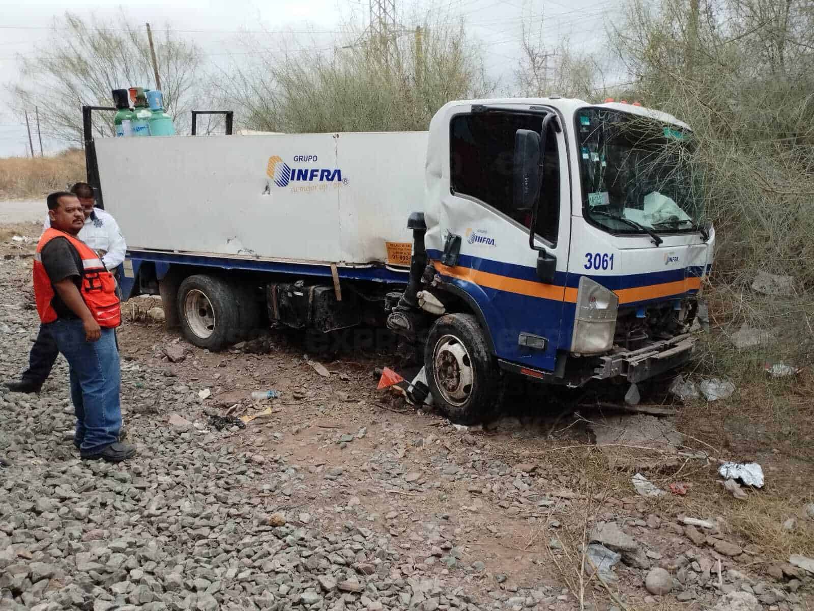 Tren se lleva vehículo cargado con tanques de oxígeno en Navojoa