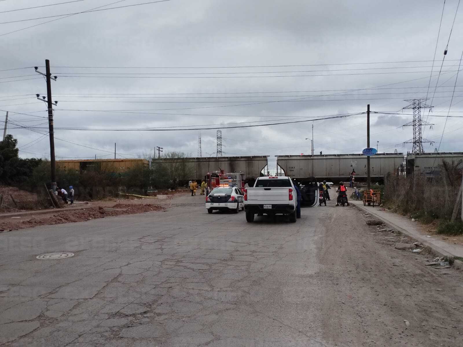 Tren se lleva vehículo cargado con tanques de oxígeno en Navojoa